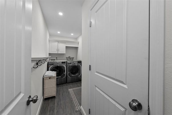 Interior, Recessed Lighting, Washer, Wood Texture Flooring