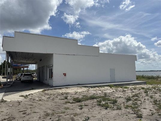 Exterior, Facade, Modern