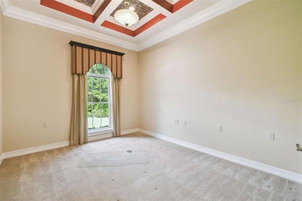 Empty room, Interior