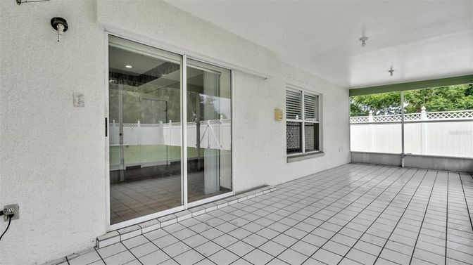 Empty room, Interior