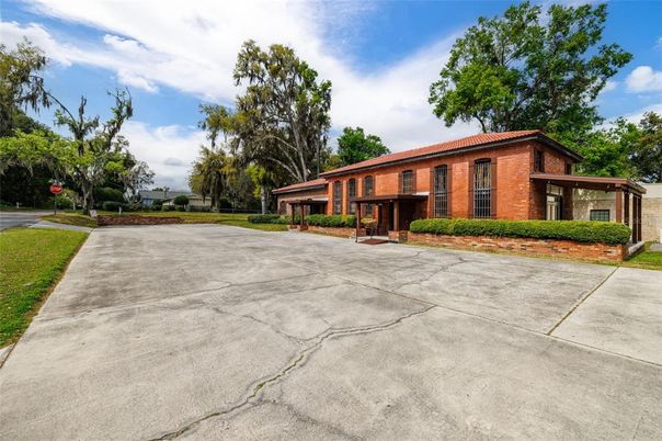 Backyard, Exterior, Facade, Brick Facade, Ranch