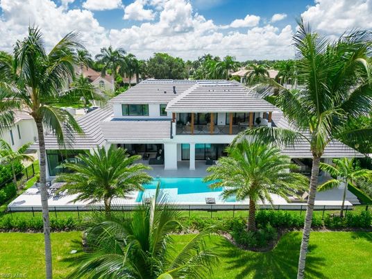 Exterior, Facade, Pool, Modern