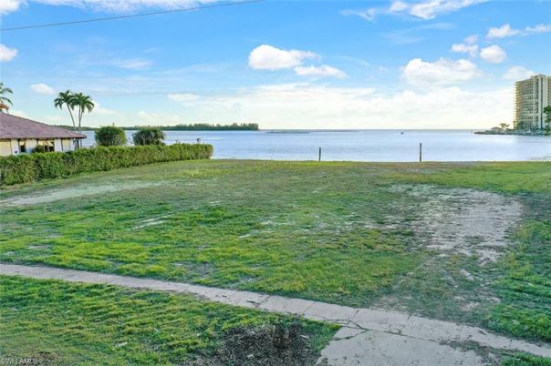 Exterior, Lake