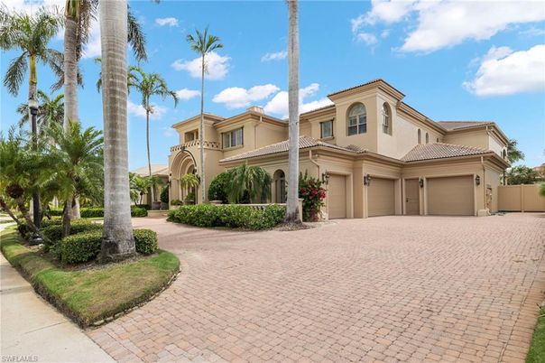 Attached, Exterior, Facade, Mediterranean