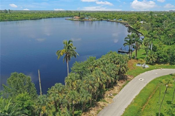 Exterior, Lake