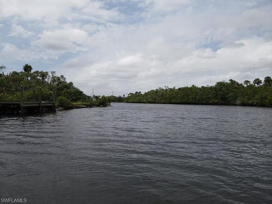 Exterior, Lake