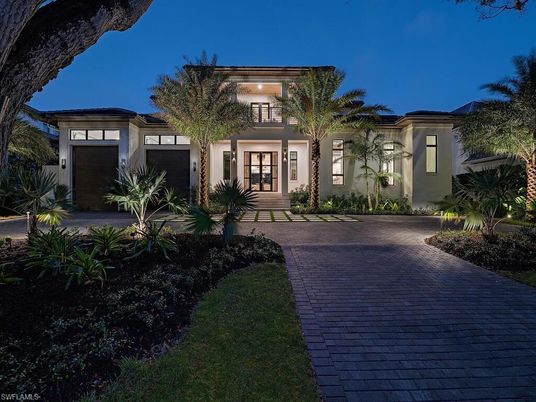 Attached, Exterior, Facade, Mediterranean