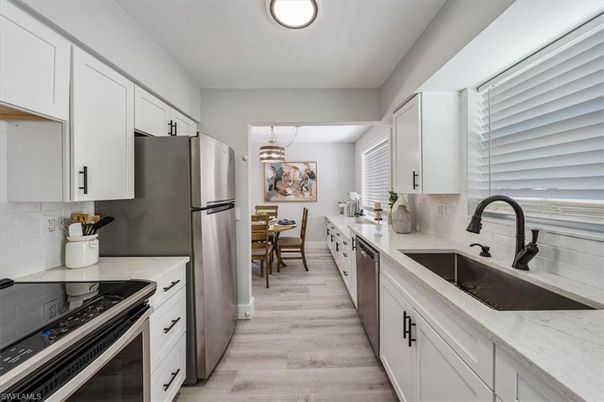 Dining room, Interior, Kitchen, Pendant Lights, Recessed Lighting, Wood Texture Flooring
