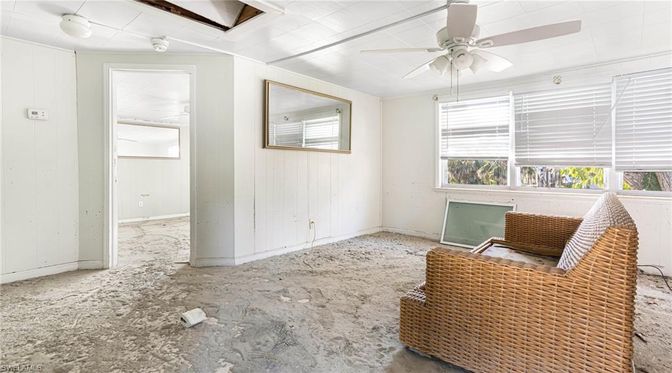 Empty room, Interior