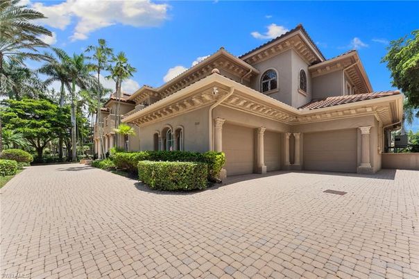 Attached, Exterior, Facade, Mediterranean