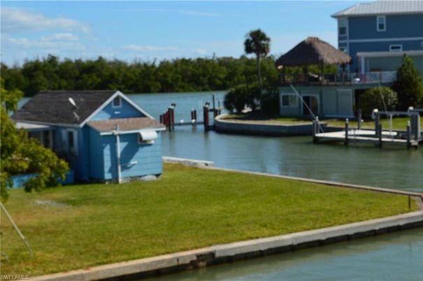 Exterior, Lake