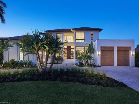 Attached, Backyard, Exterior, Facade, Modern