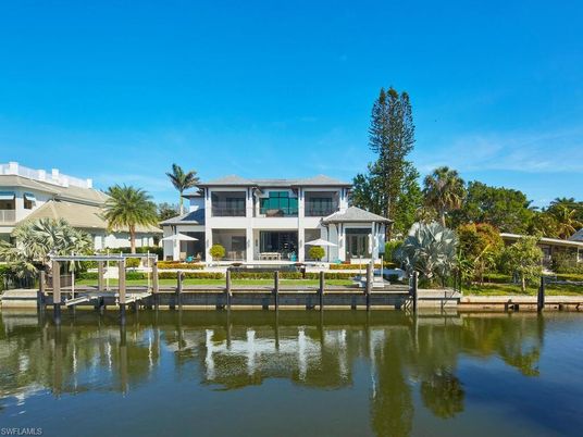 Exterior, Lake