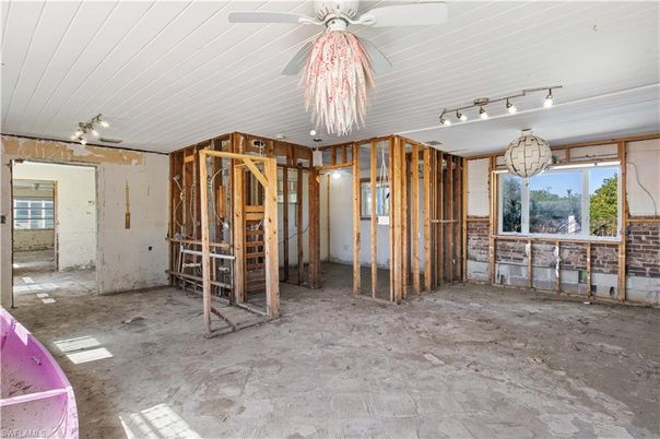 Empty room, Interior