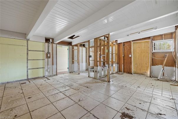 Empty room, Interior