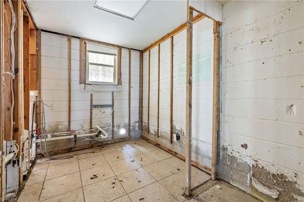 Empty room, Interior