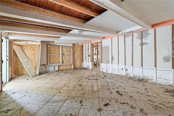 Empty room, Interior, Wooden Beams, Wooden Ceilings