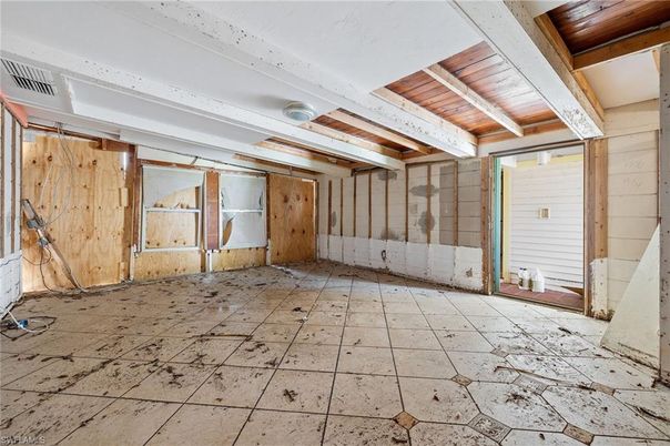 Empty room, Interior, Wooden Beams, Wooden Ceilings