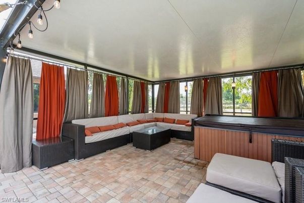 Hot Tub, Interior, Living room