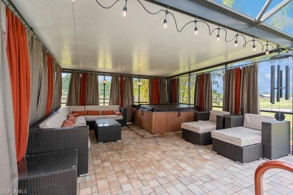 Hot Tub, Interior, Living room