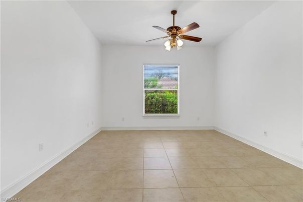 Empty room, Interior