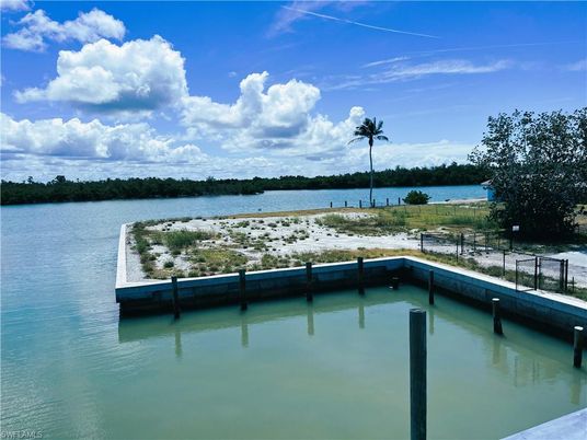 Exterior, Lake