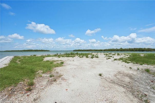 Exterior, Lake