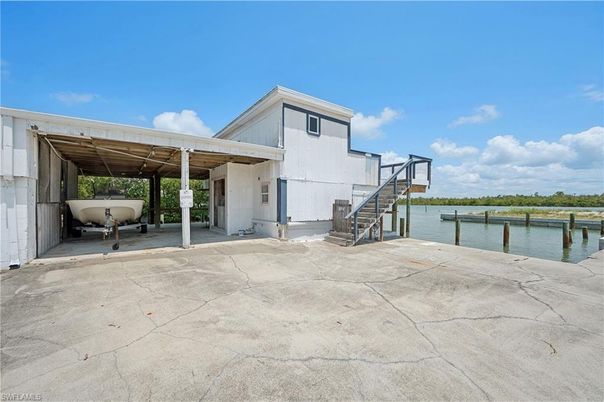 Exterior, Lake