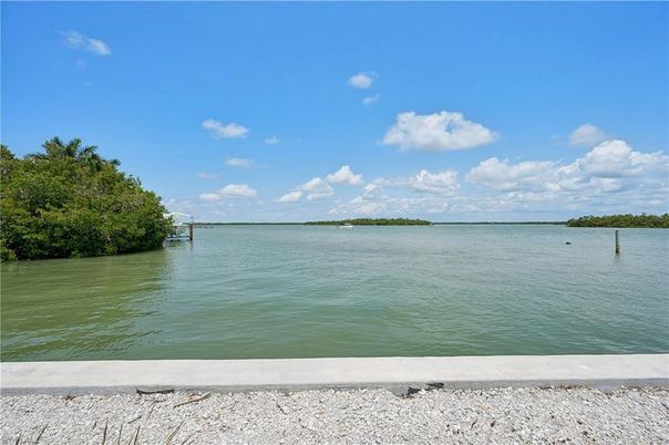 Exterior, Lake