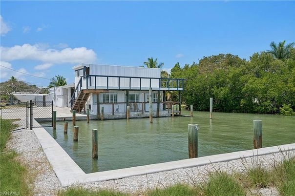 Exterior, Lake