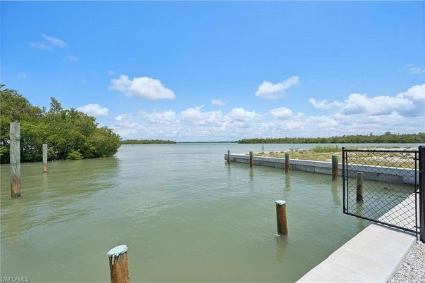 Exterior, Lake