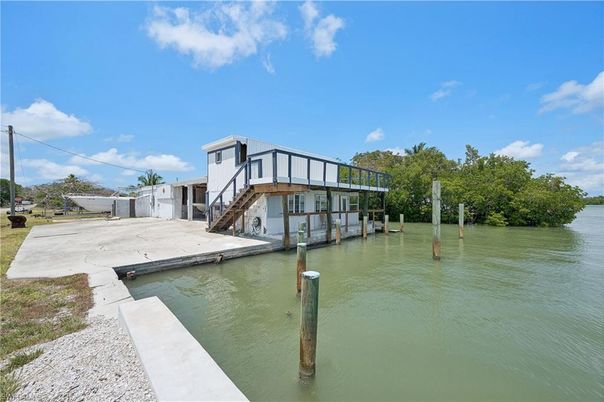 Exterior, Lake
