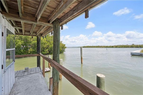 Exterior, Lake