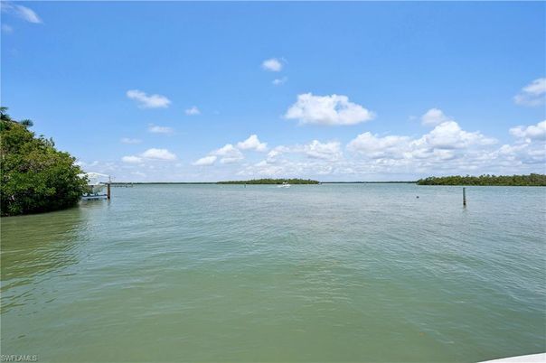 Exterior, Lake