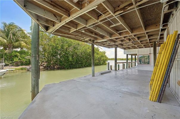 Exterior, Lake