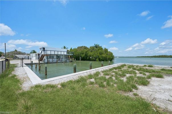 Exterior, Lake