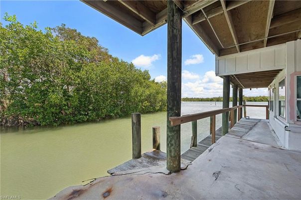 Exterior, Lake