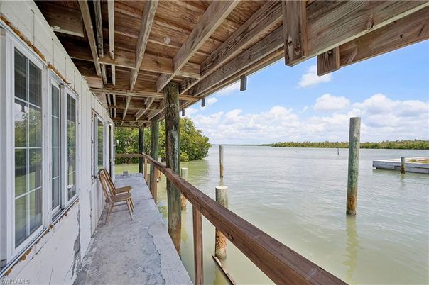 Exterior, Lake