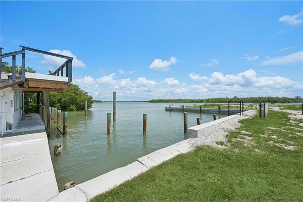 Exterior, Lake