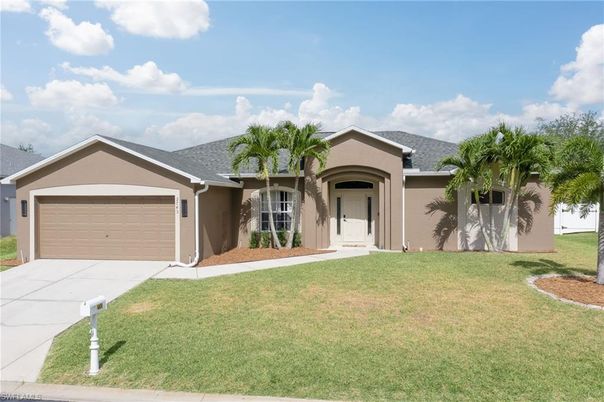 Attached, Exterior, Facade, Ranch