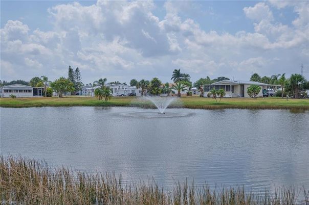 Exterior, Lake