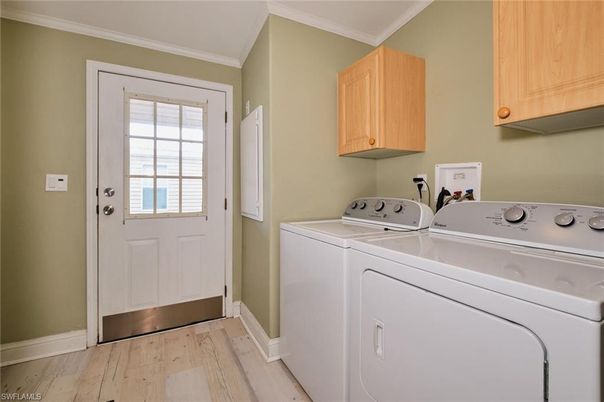 Interior, Utility Closets, Washer, Wood Texture Flooring