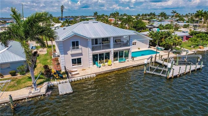 Exterior, Lake