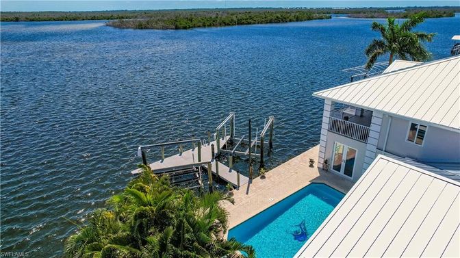 Exterior, Lake
