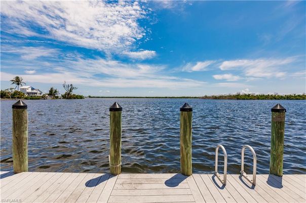 Exterior, Lake