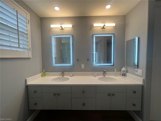 Bathroom, Dual Sink Vanities, Interior, Recessed Lighting