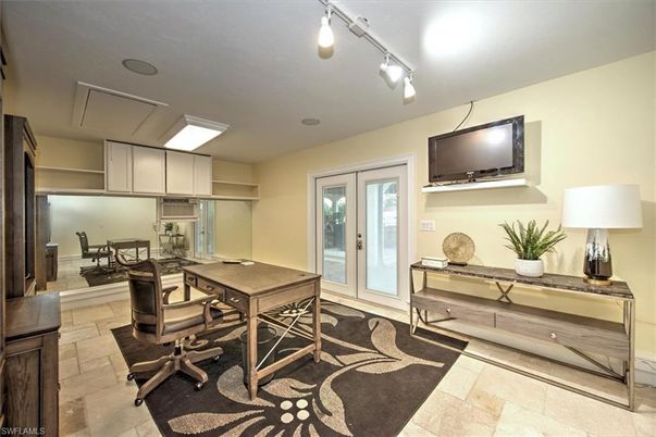 Home Office, Interior