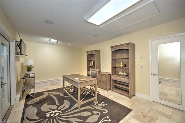 Home Office, Interior
