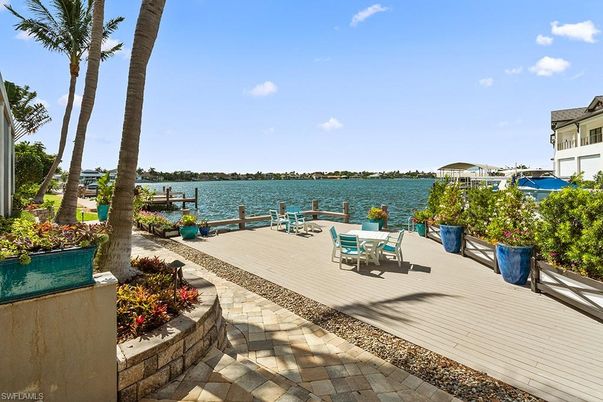 Exterior, Lake