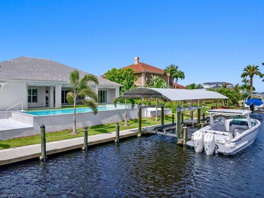 Exterior, Lake